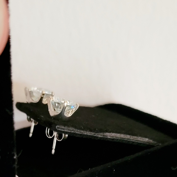 New 4ct Beautiful Moissanite Diamonds Stud Earrings - Picture 5 of 6